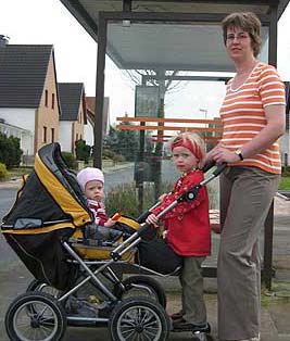 Foto Familie Brackmann an der Bushaltestelle