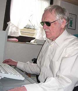 Foto Willi Evert an seinem Computer